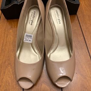 New Women’s taupe color wedge hills